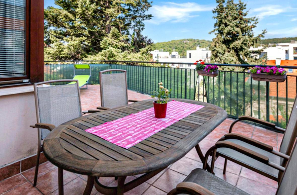 Appartement Spacious With Huge Balcony! Praag